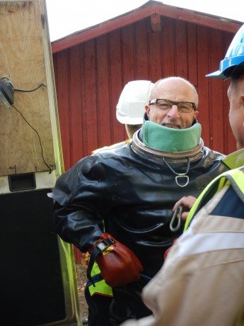 Ammattisukeltaja Jukka Ilonen, vedenalaiset hitsaus-, tarkastus- ja asennustyöt.